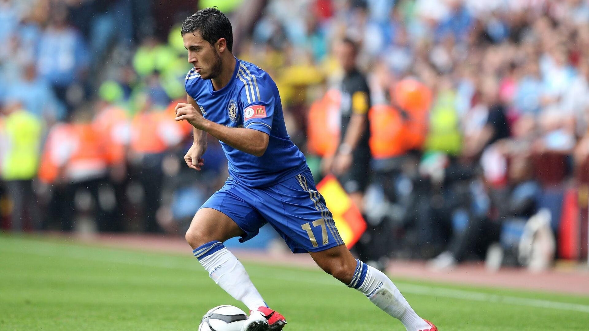 2019年总决赛第六场:勇士在主场迎战热火,库里在关键第四节连续投中两记三分,带队成功逆转,夺得队史第四个总冠军。